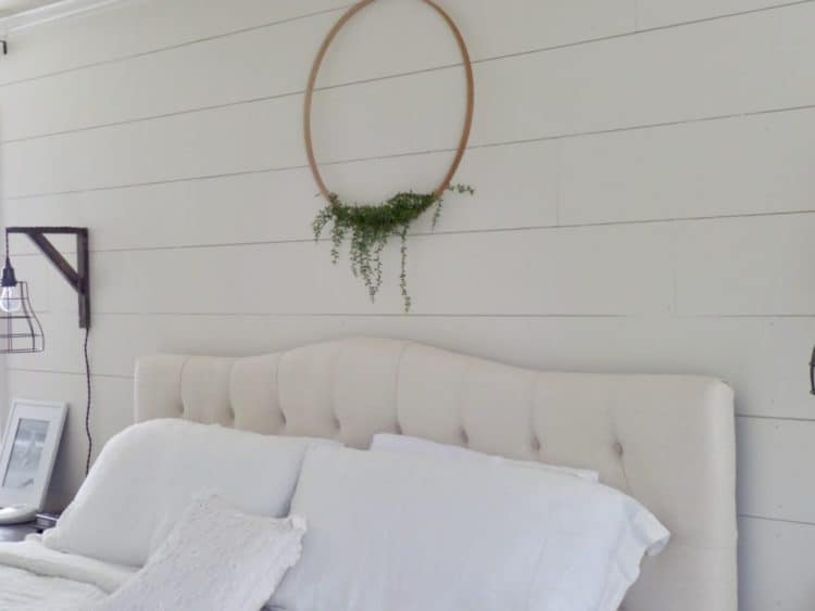 There is no denying it, Johanna Gaines and Fixer Upper have made Farmhouse Style very hot right now.  You see it all over the internet.  So if you want to have Farmhouse Decor in your home, stick around and I will show you 9 easy ways to add farmhouse decor to your home.