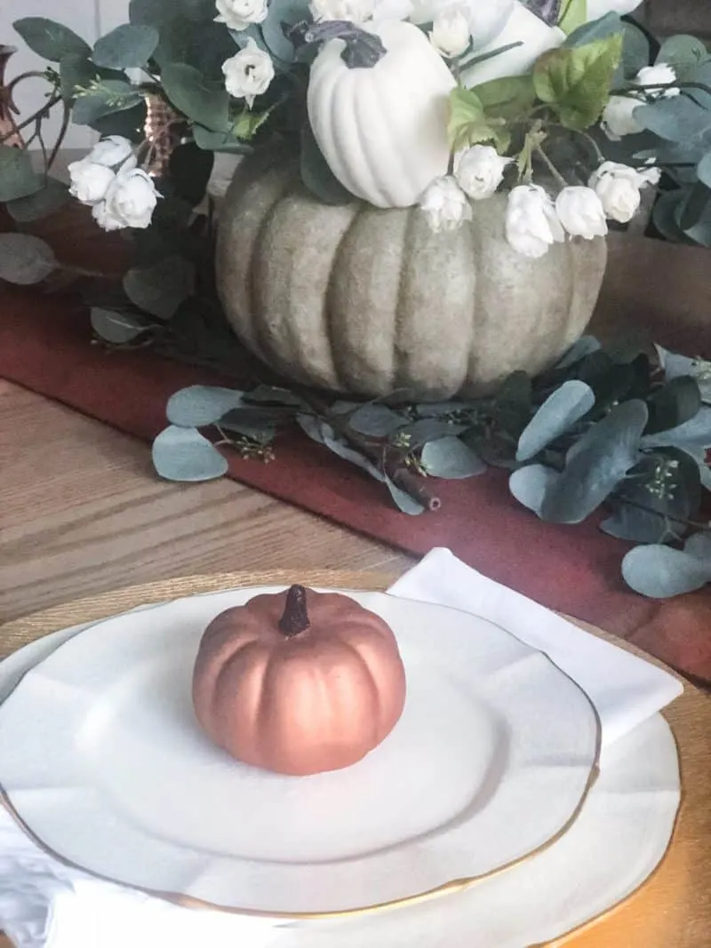The spray painted pumpkin on the dishes.