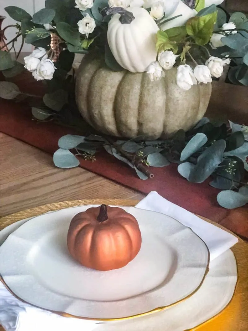 A thanksgiving place setting for dinner.