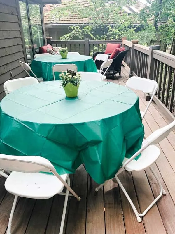 For the graduation party we put round tables and chairs until the upper deck for guests.