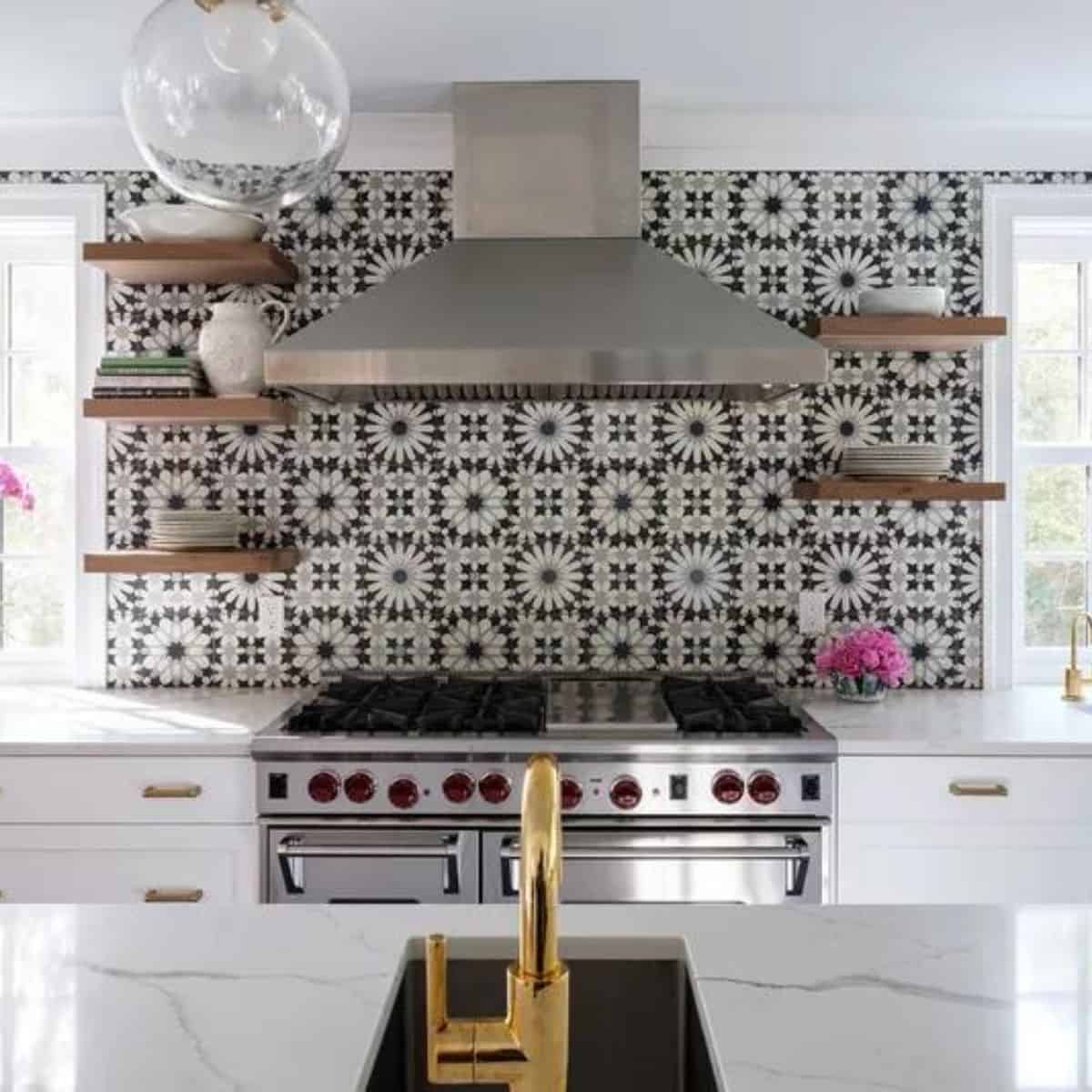 Gorgeous Backsplash Ideas for Kitchens with White Cabinets