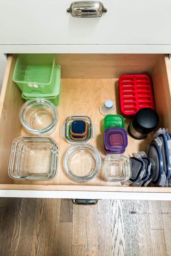 The organized after of the tupperware drawer.
